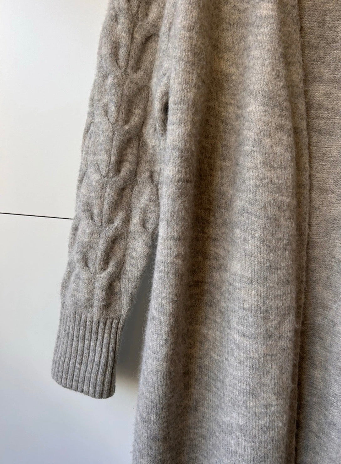 Dannii Minogue Wool Blend Grey Long Cardigan
Women's Size 10P